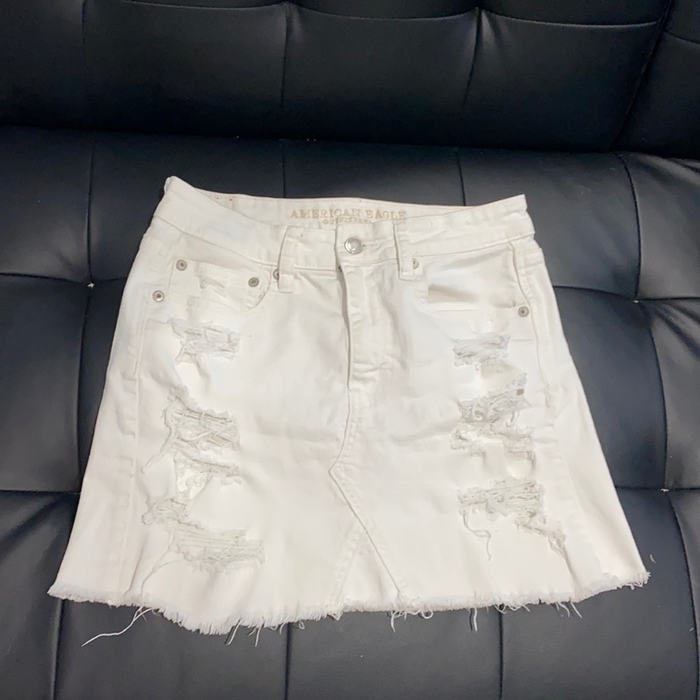 White American Eagle jeans skirt with rips// size 6